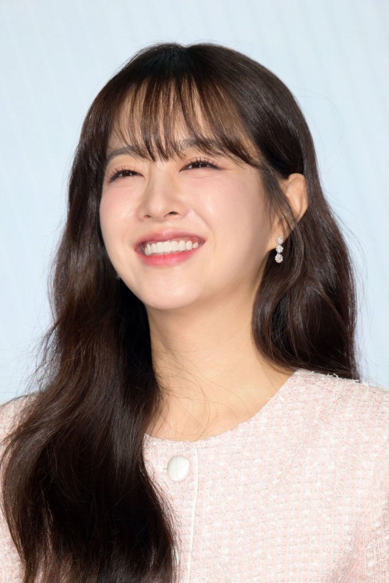 22 Korean Wispy Bangs Looks That Will Upgrade Your Vibe