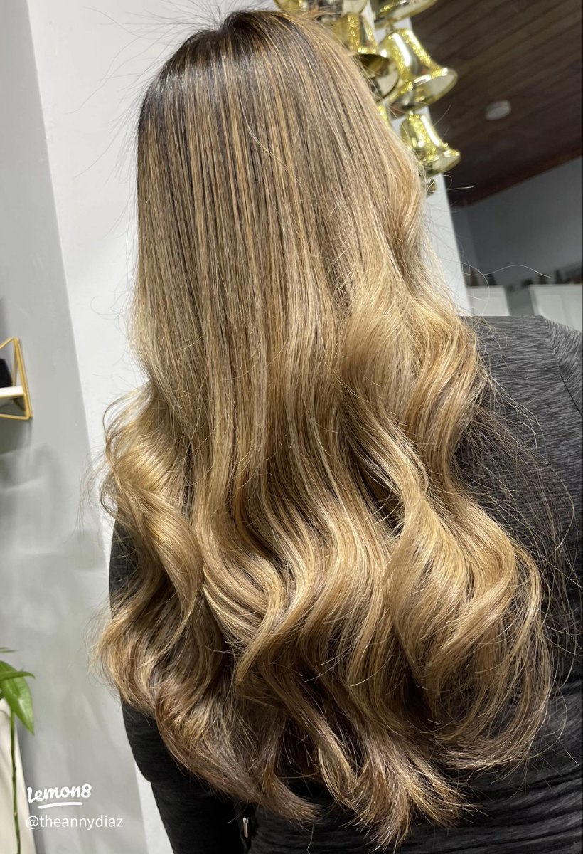 Long flowing hair with lived-in golden honey balayage waves