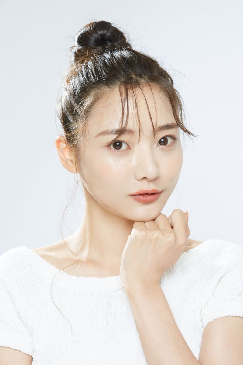 High top knot bun with delicate see-through Korean wispy bangs