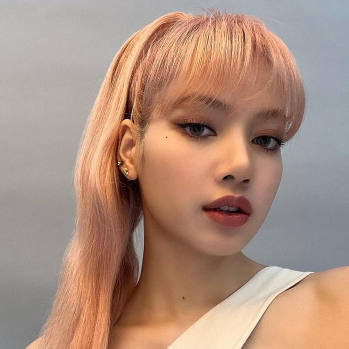 Pastel rose-blonde ponytail with delicate Korean wispy bangs
