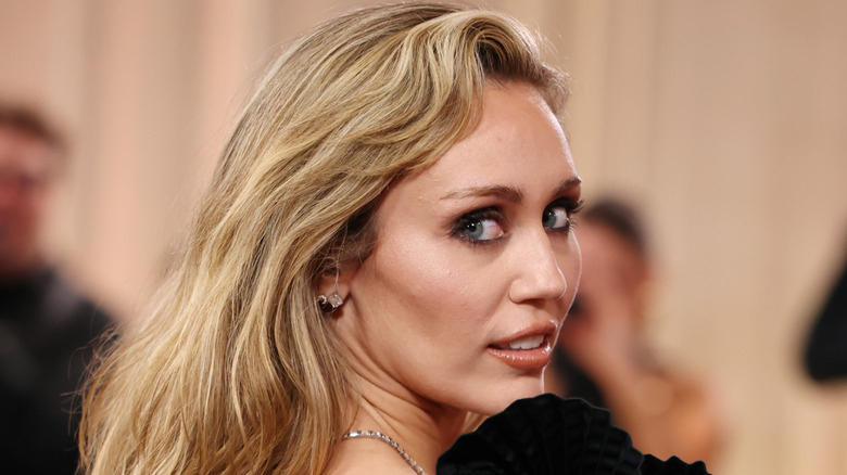 Miley Cyrus with tousled, textured blonde waves on the red carpet
