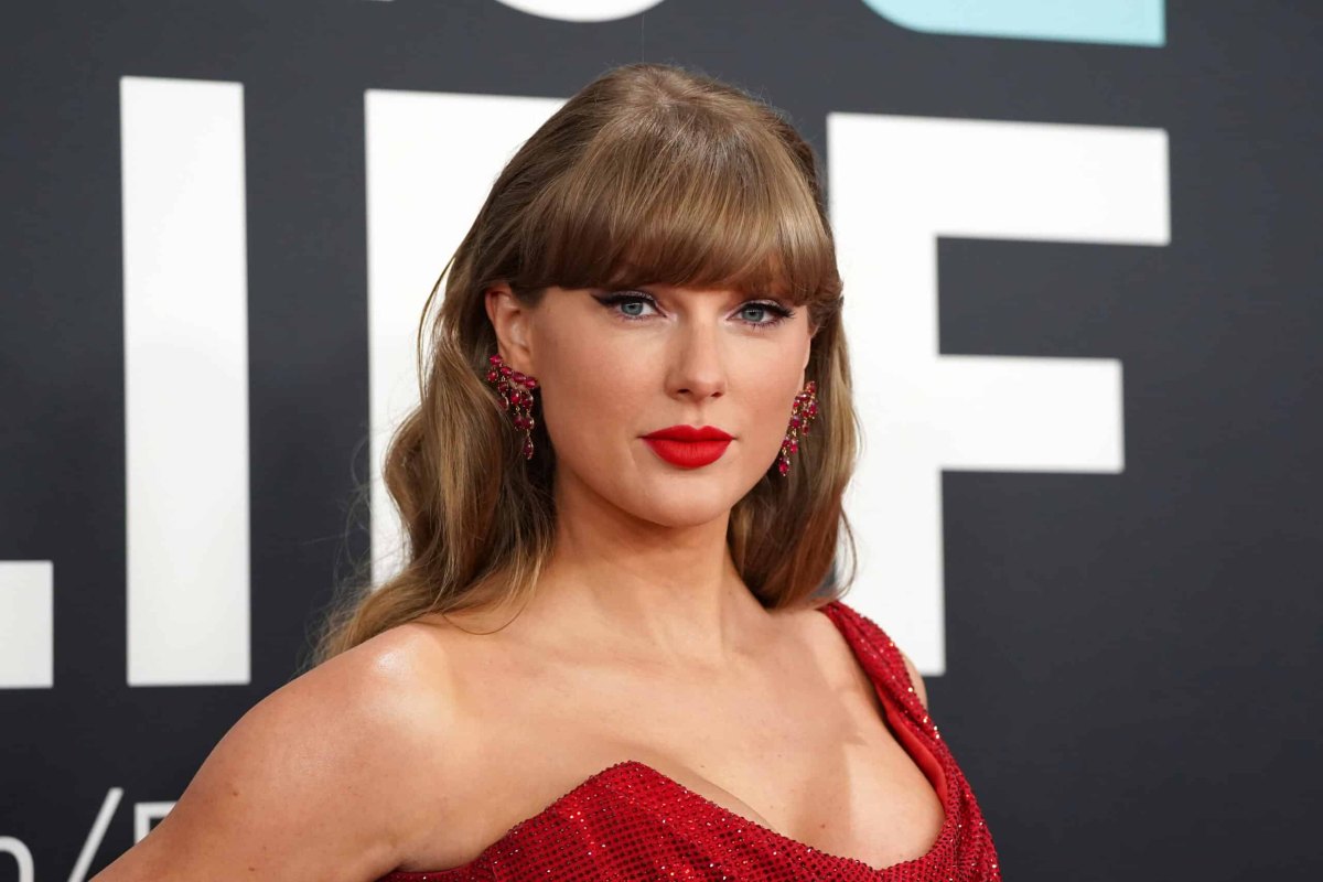 Taylor Swift with full bangs and soft blonde waves on the red carpet